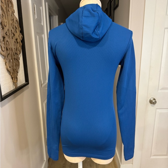 ATHLETA women’s size XS blue hooded training in cold weather layering top - Picture 9 of 13